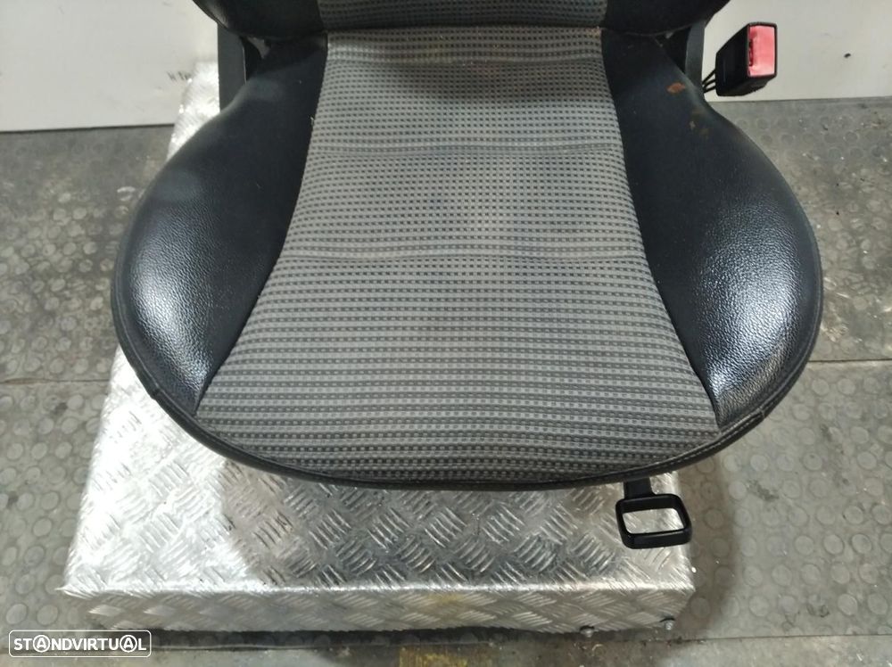 CONJUNTO COMPLETO DE BANCOS MERCEDES-BENZ CLASE A BM 169 - 1