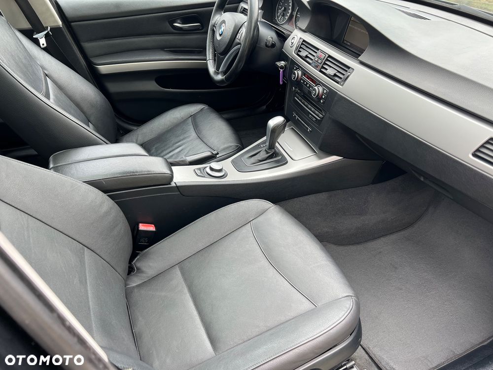 BMW Seria 3 320d DPF Touring - 17