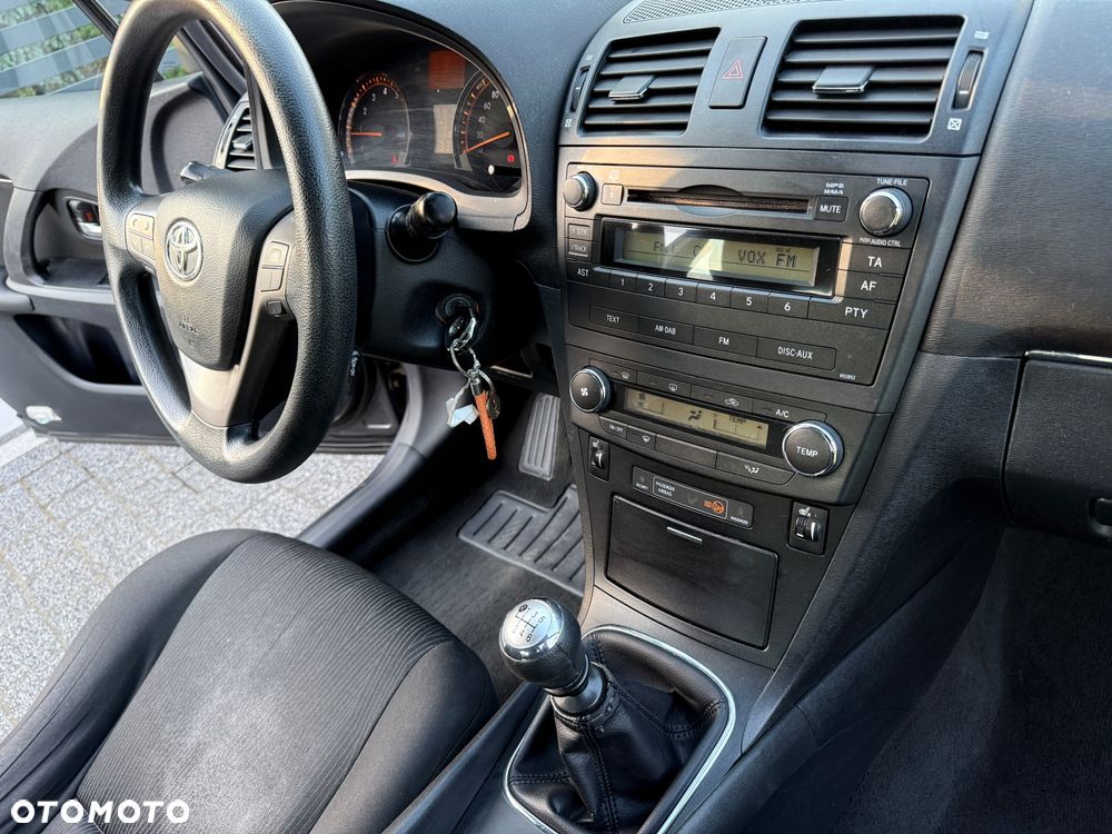 Toyota Avensis 1.8 Comfort - 27
