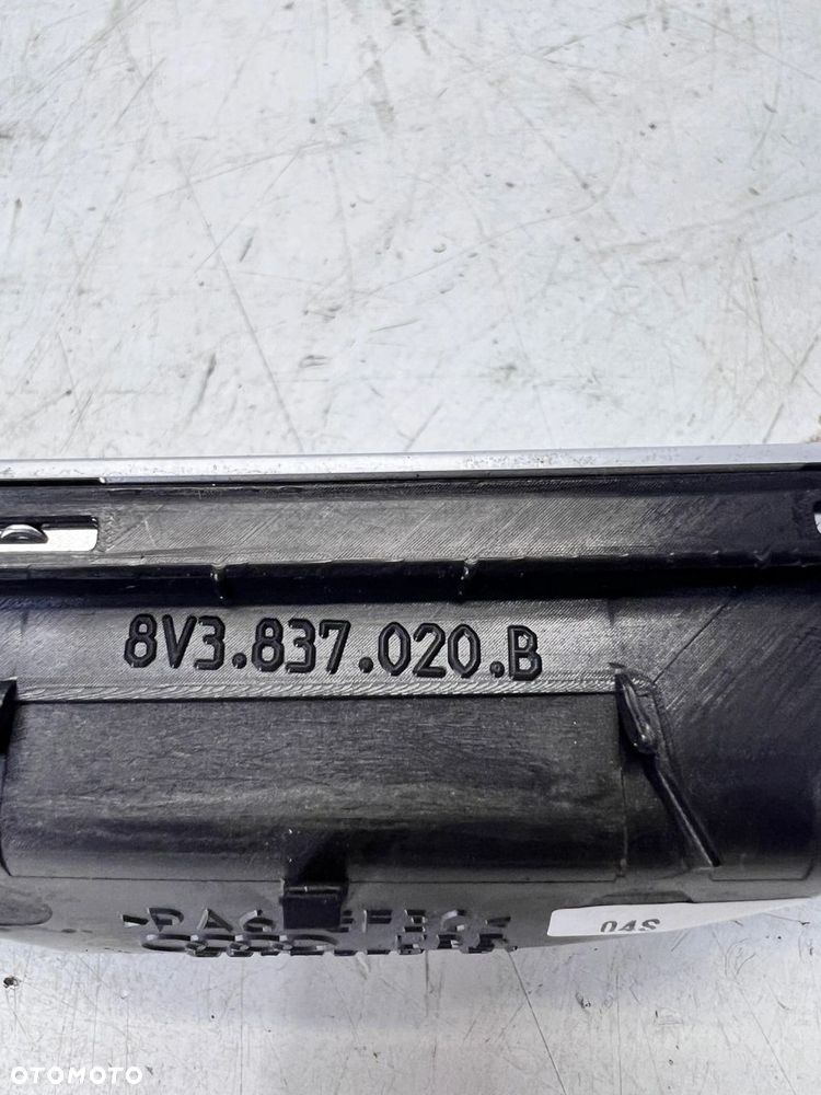 KLAMKA WEWNĘTRZNA DRZWI PRAWY PRZÓD AUDI A3 8V SPORTBACK 8V3837020B - 8