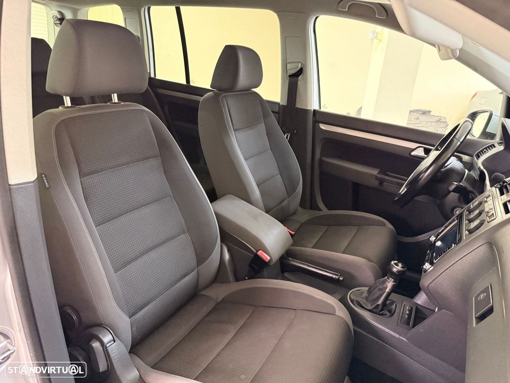 VW Touran 2.0 TDI Highline 7L - 34