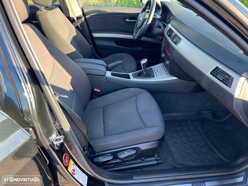 BMW 320 d Dynamic - 12