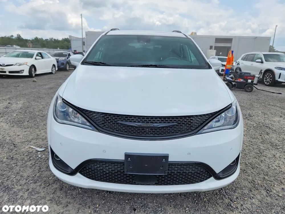 Chrysler Pacifica - 4