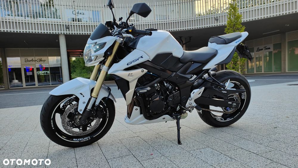 Suzuki GSR - 32