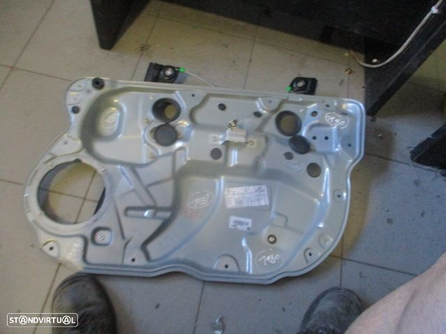 Elevador Sem Motor 6Q4837756 VW POLO 2006 1.4TDI 70CV 5P CINZA FD VW POLO 4 9N FASE 2 2009 1.4TDI 70CV 5P CINZENTO FD VW POLO 2002 1.2I 64CV 5P CINZA FD - 5