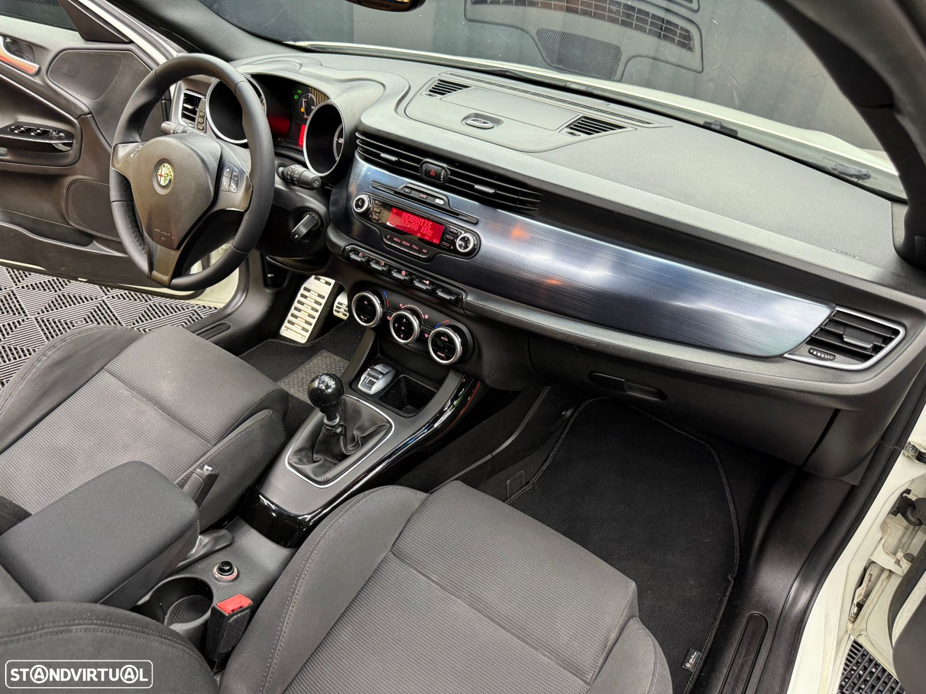 Alfa Romeo Giulietta 2.0 JTDm Distinctive - 35