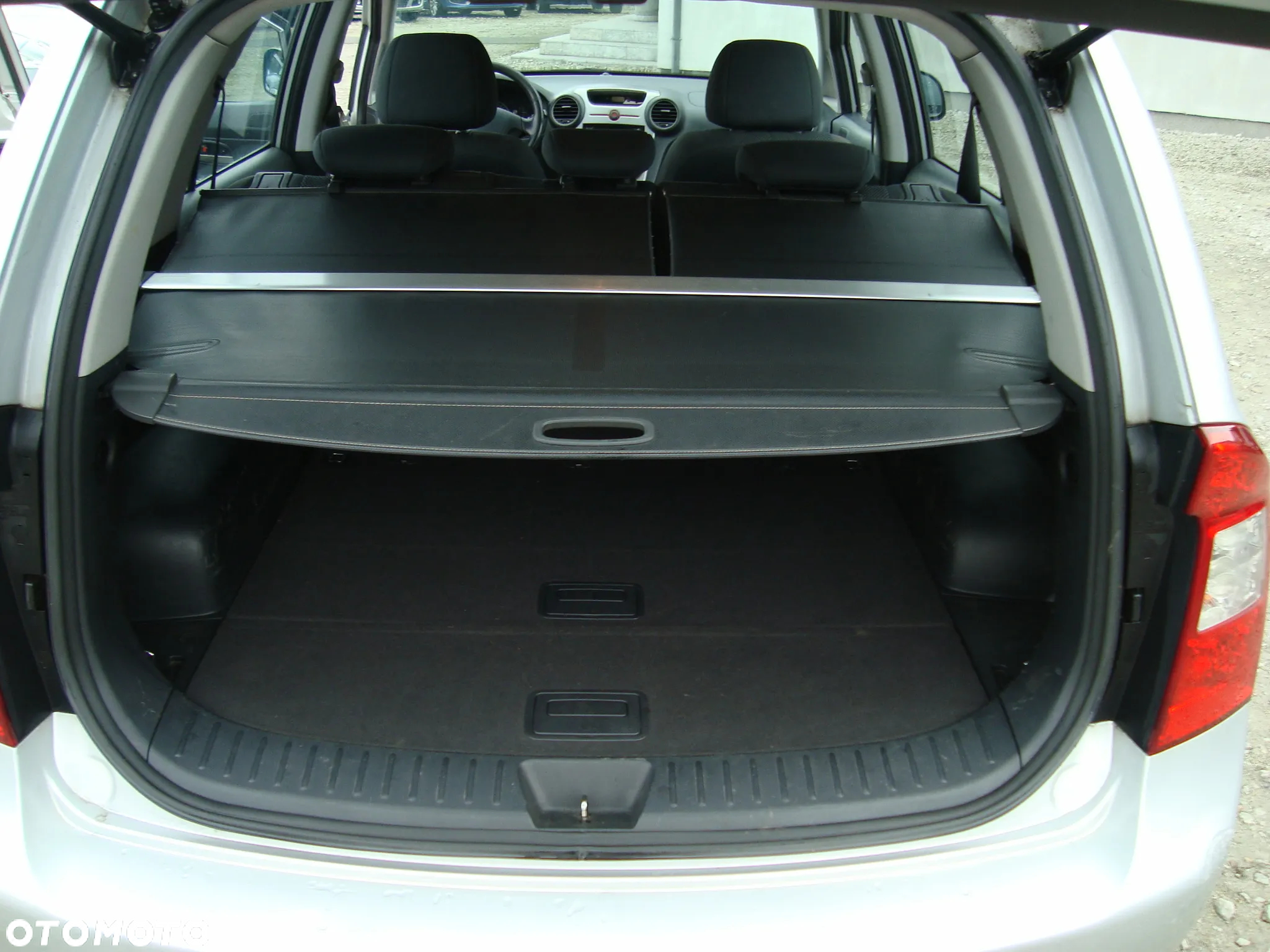 Kia Carens - 12