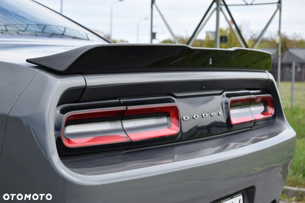 Dodge Challenger - 12