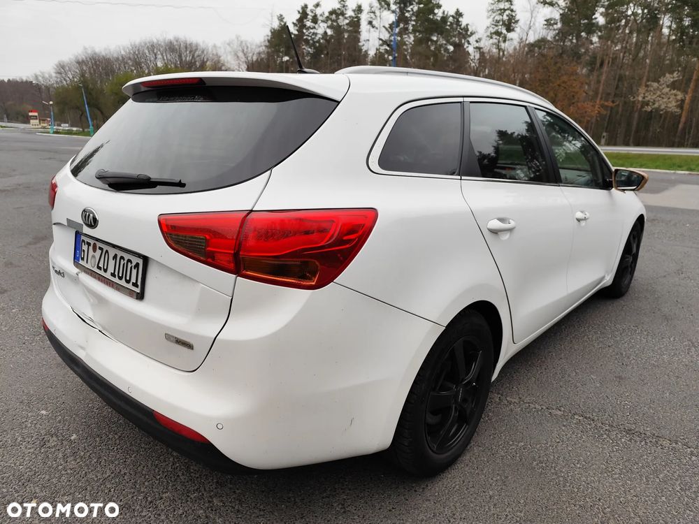 Kia Ceed 1.6 CRDi 128 ISG Dream Team Edition - 4