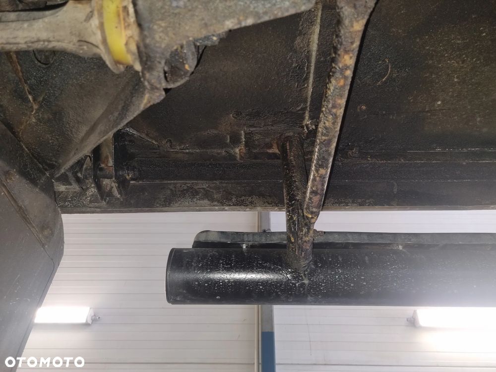 Land Rover Defender 2.4 TD4 SE - 26