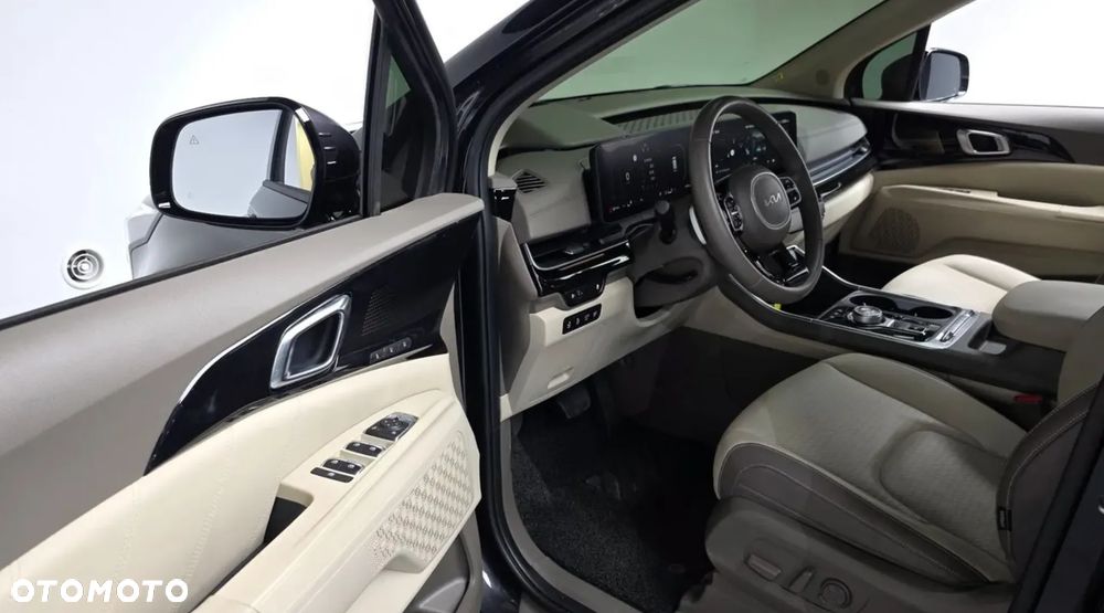 Kia Carnival - 7