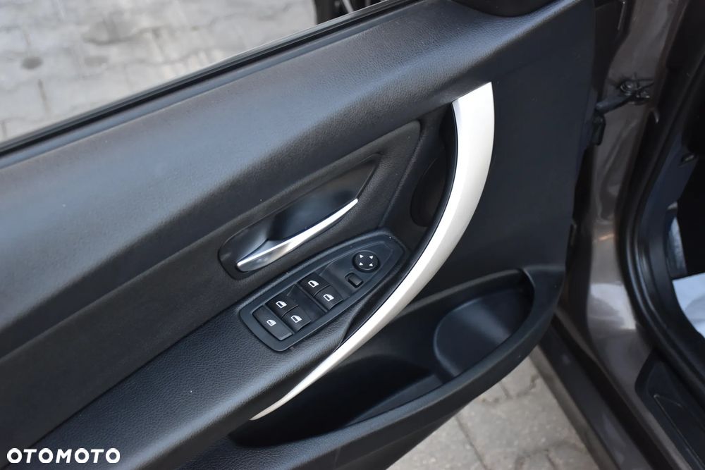 BMW Seria 3 ver-318d-luxury-line - 24