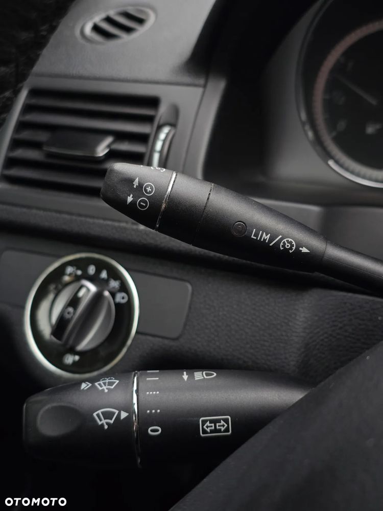 Mercedes-Benz Klasa C 180 CGI Automatik BlueEFFICIENCY Avantgarde - 32