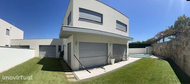 Vivenda V3 Moderna com Piscina, Jardim e Totalmente Mobilada - Grande imagem: 2/12