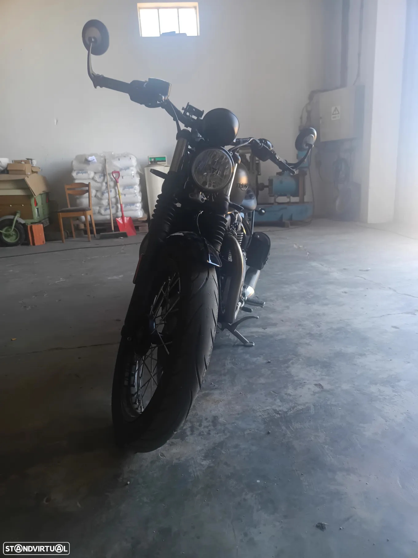 Triumph Bonneville Bobber - 3