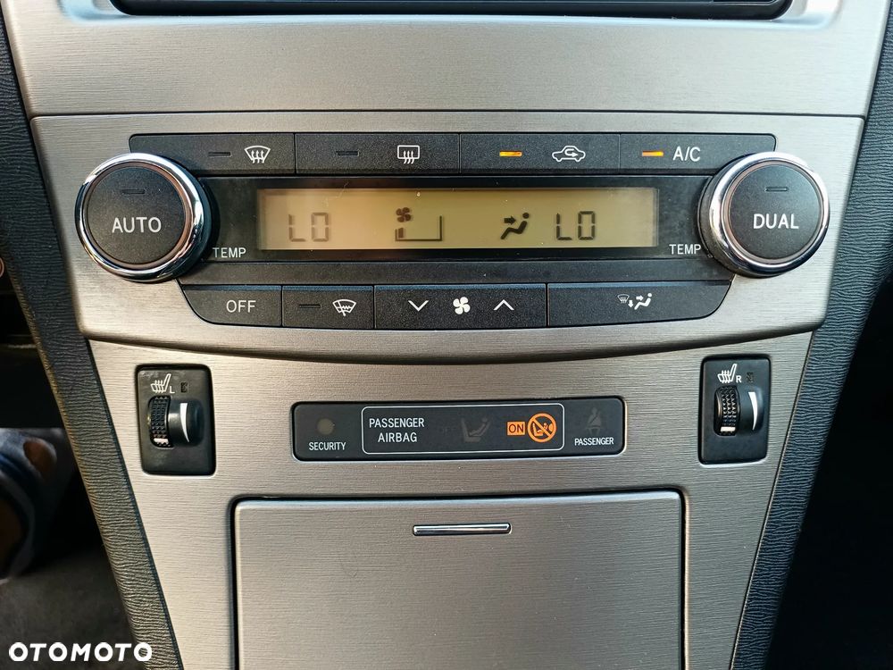 Toyota Avensis 1.8 Sol NAVI - 17