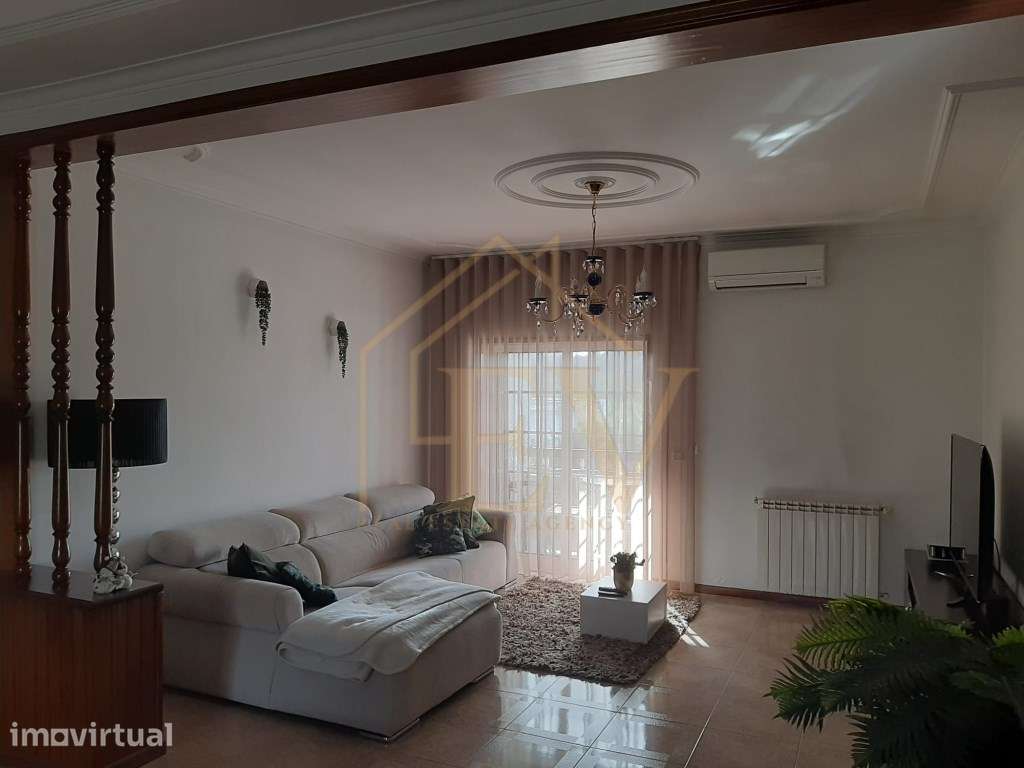 Moradia Tri-familiar em Serzedelo Guimarães com terreno de 800m2 - Grande imagem: 2/24