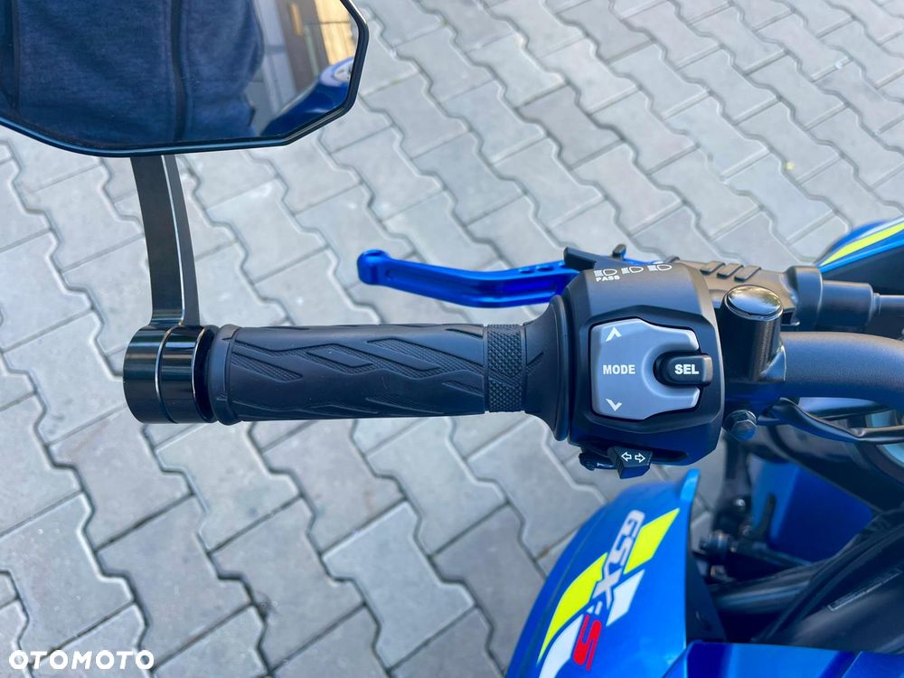 Suzuki GSX - 19