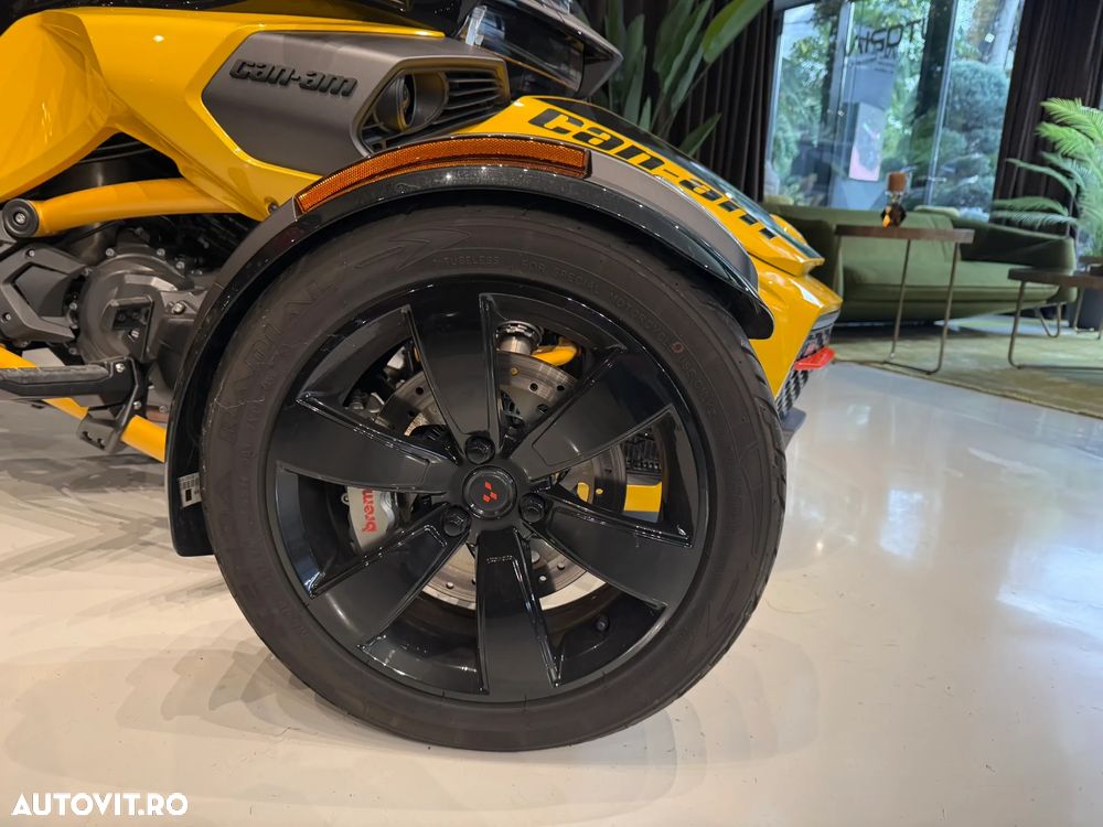 Can-Am Spyder - 10