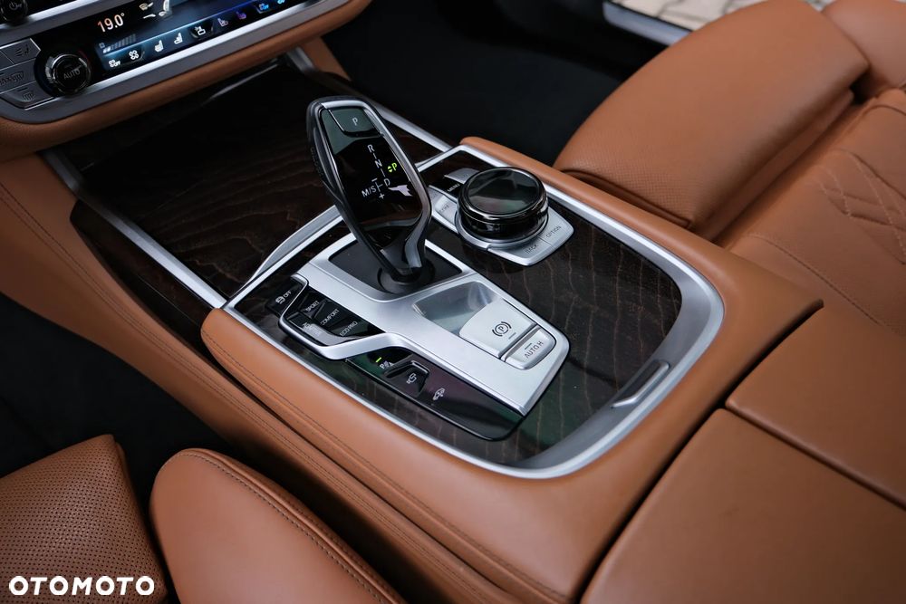 BMW Seria 7 750i xDrive sport - 30