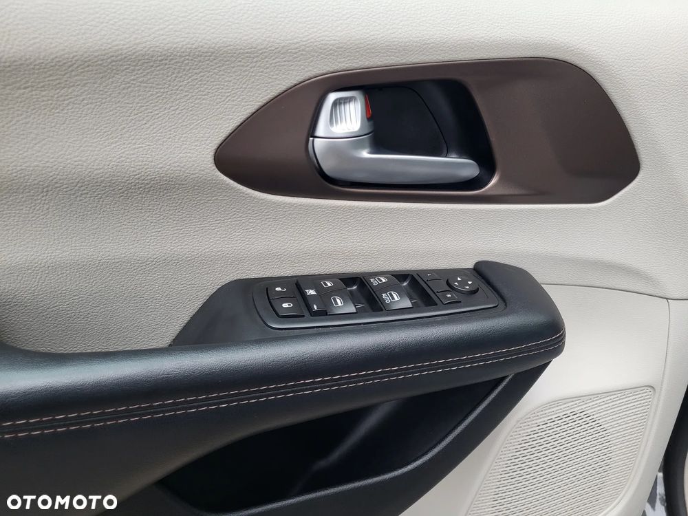 Chrysler Pacifica - 8