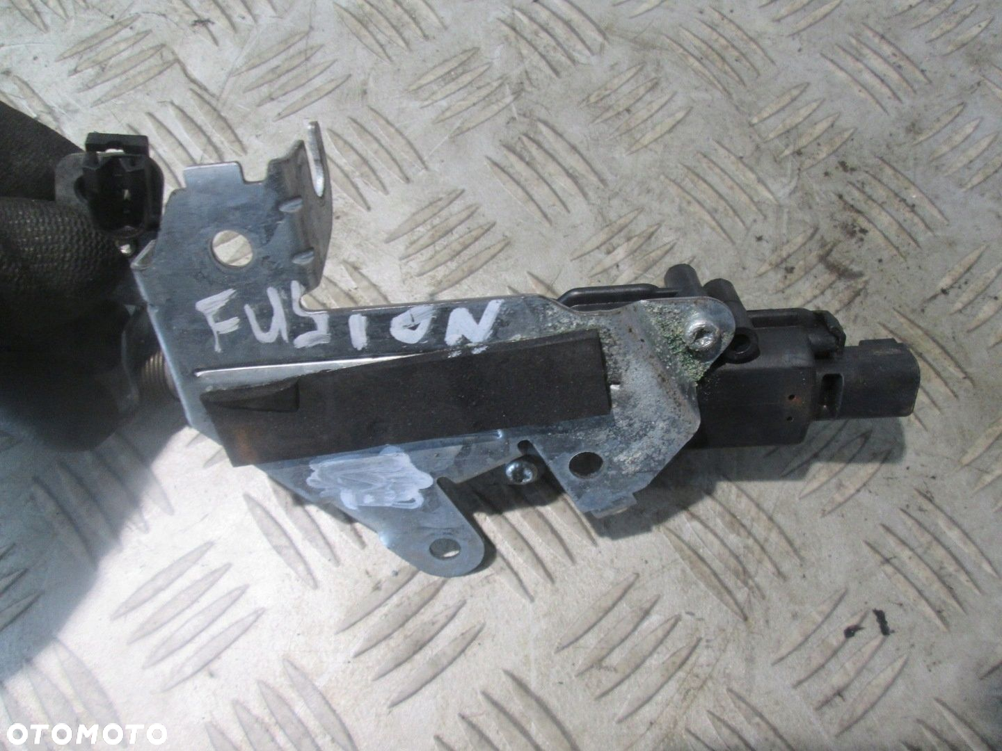 SIŁOWNIK CENTRALNEGO ZAMKA KLAPY FORD FUSION MK1 FIESTA MK6 2S6T-432A98-AE - 2
