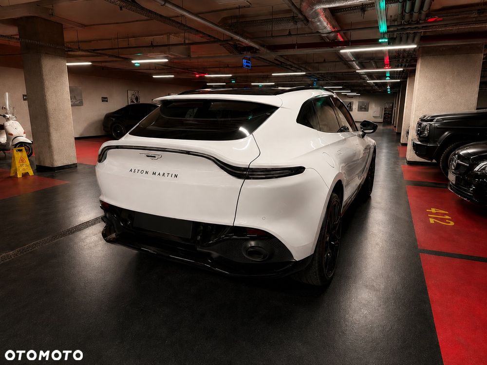 Aston Martin DBX - 10