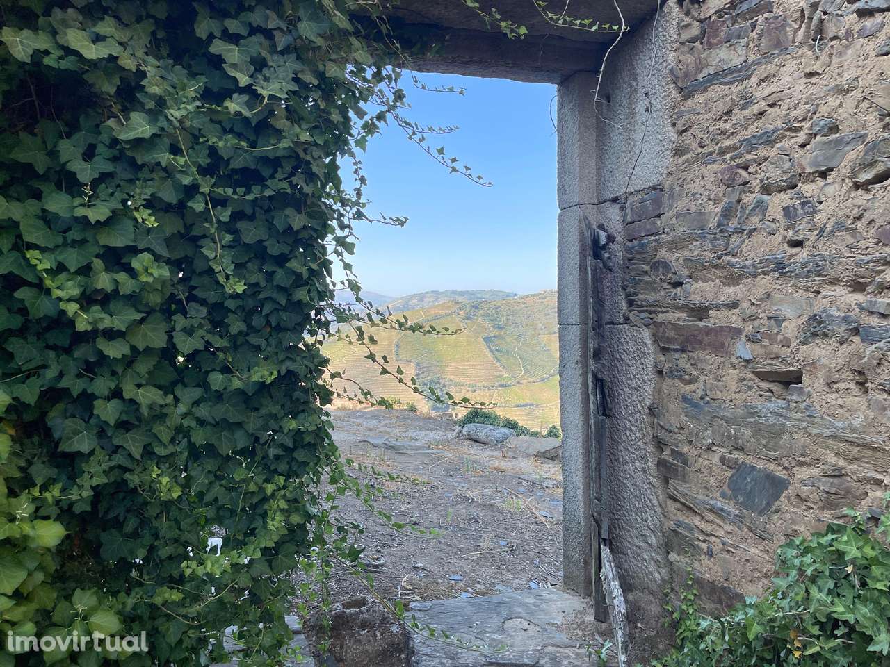 Terreno em Valdigem, com uma área total de 3.350m², oferece vistas pan - Grande imagem: 3/60