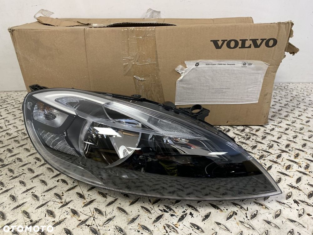 NOWA ORYGINALNA LAMPA VOLVO V40 S40 II 2 LIFT FL 12-16 PRAWA PRZEDNIA PRZÓD 3142004 31467077 - 2