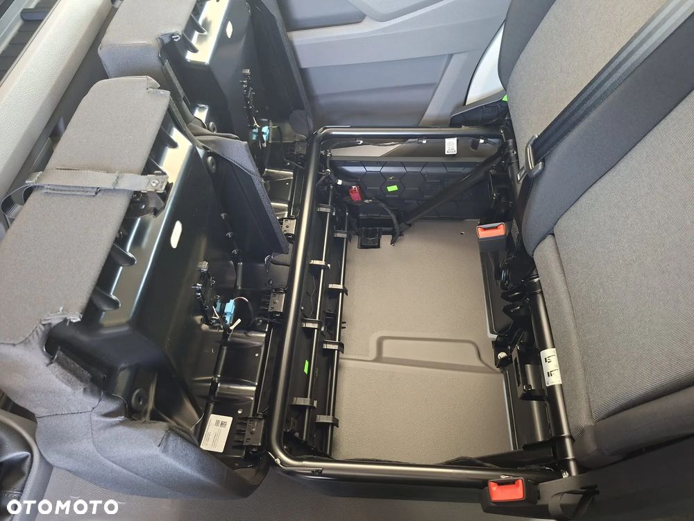 Volkswagen Crafter 35 Furgon, BRYGADÓWKA 7 osobowa, z wysokim dachem silnik: 2,0 l EURO VI SCR 140 KM / skrzynia biegów: Przedni napęd manualna 6-biegowa rozstaw osi: 4490 mm - 20