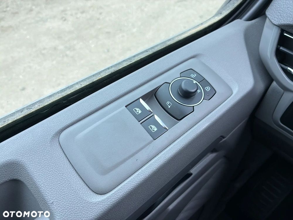 Volkswagen Caravelle - 32