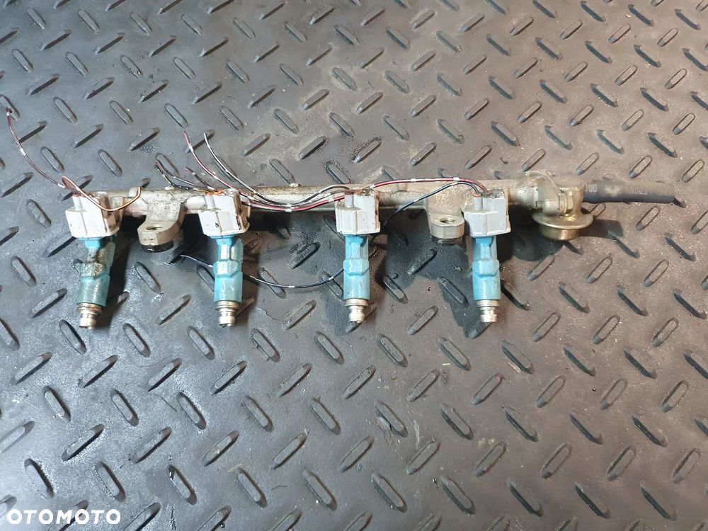 TOYOTA YARIS LISTWA WTRYSKOWA WTRYSKIWACZE 23250-23020 KOMPLET 4SZT ORYGINAŁ - 1