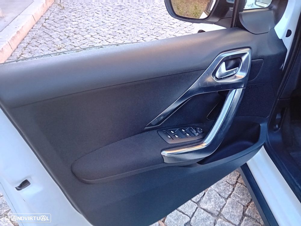Peugeot 2008 1.2 PureTech Allure - 8