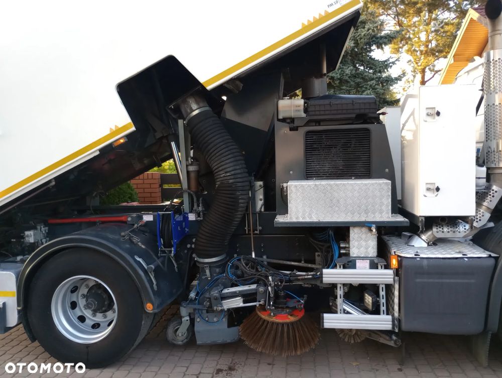 Scania P250 Euro-6 Zamiatarka Brock SL280 Mercedes - 9