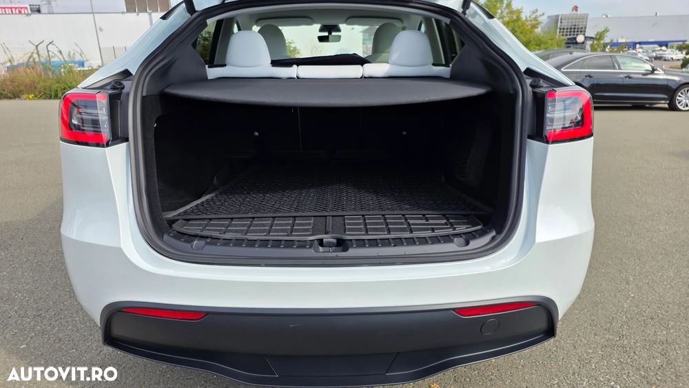 Tesla Model Y - 5