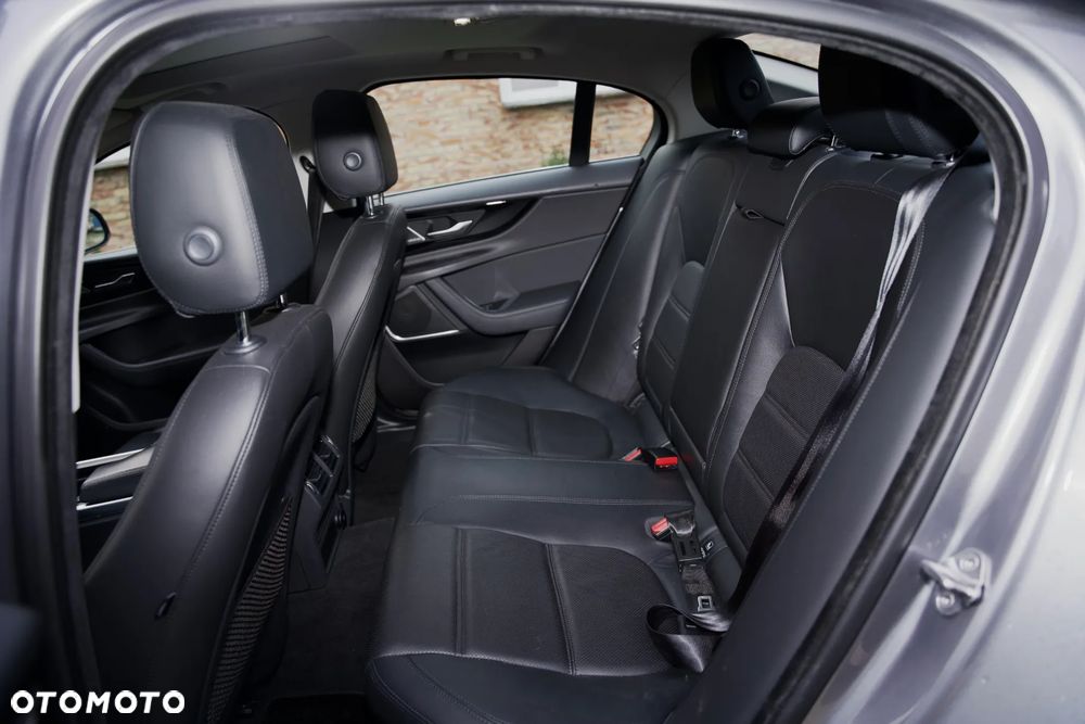Jaguar XE - 12