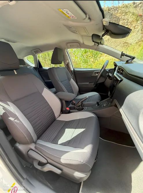 Toyota Auris 1.8 HSD Comfort+P.Sport - 6