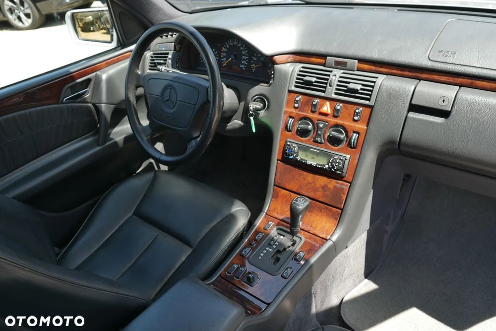 Mercedes-Benz Klasa E 240 Elegance - 16