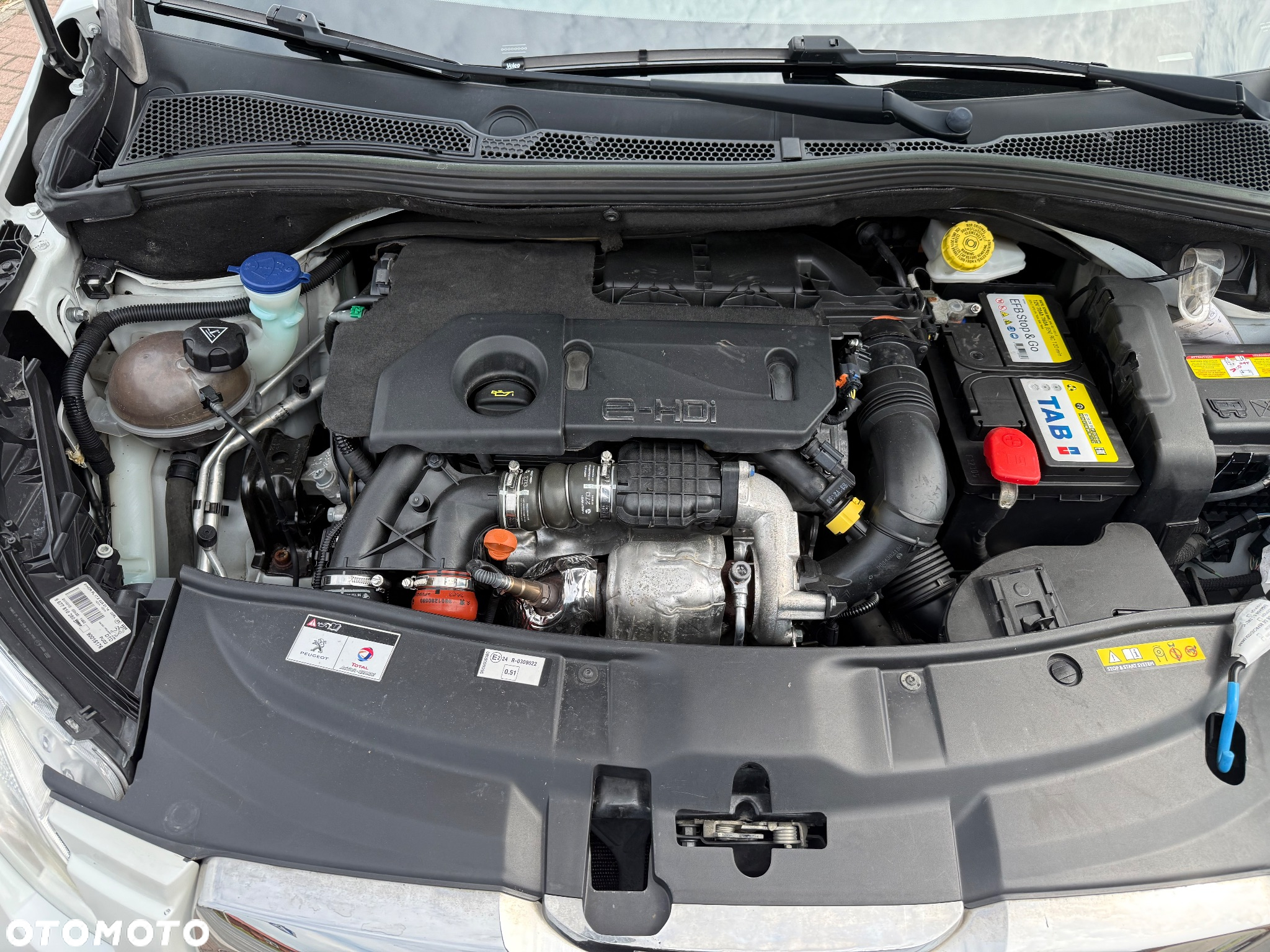 Peugeot 2008 1.6 e-HDi Allure S&S - 16