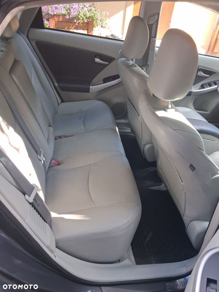 Toyota Prius (Hybrid) - 10