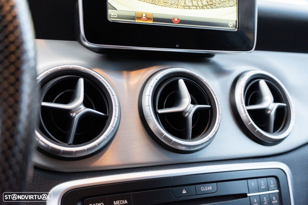 Mercedes-Benz CLA 180 d Shooting Brake AMG Line - 32