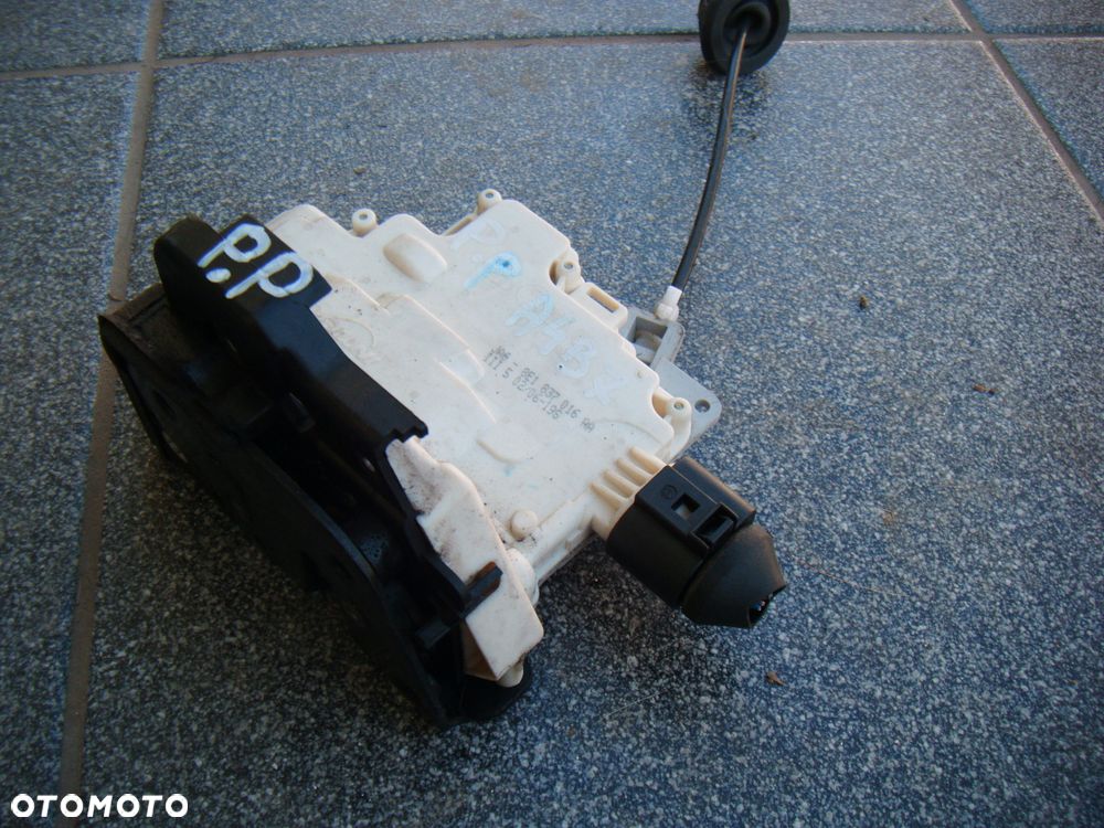audi a4 b7 zamek drzwi prawy przód - 1