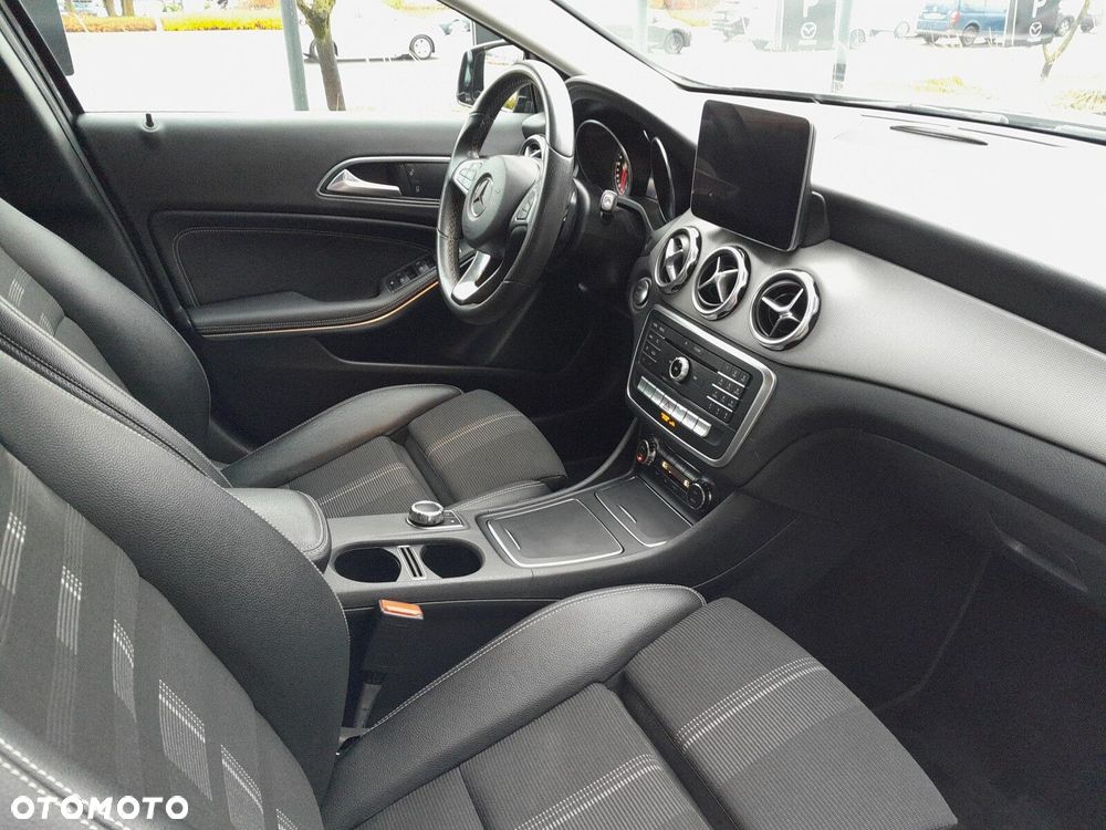 Mercedes-Benz GLA 200 7G-DCT Urban - 16