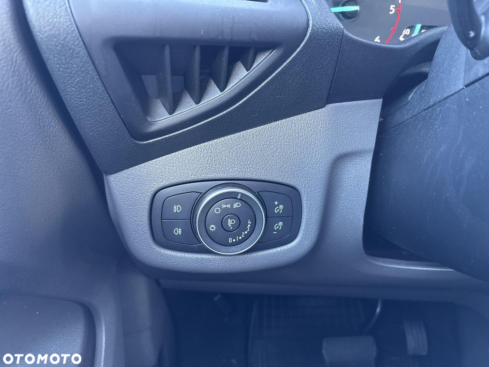 Ford Transit Connect - 11