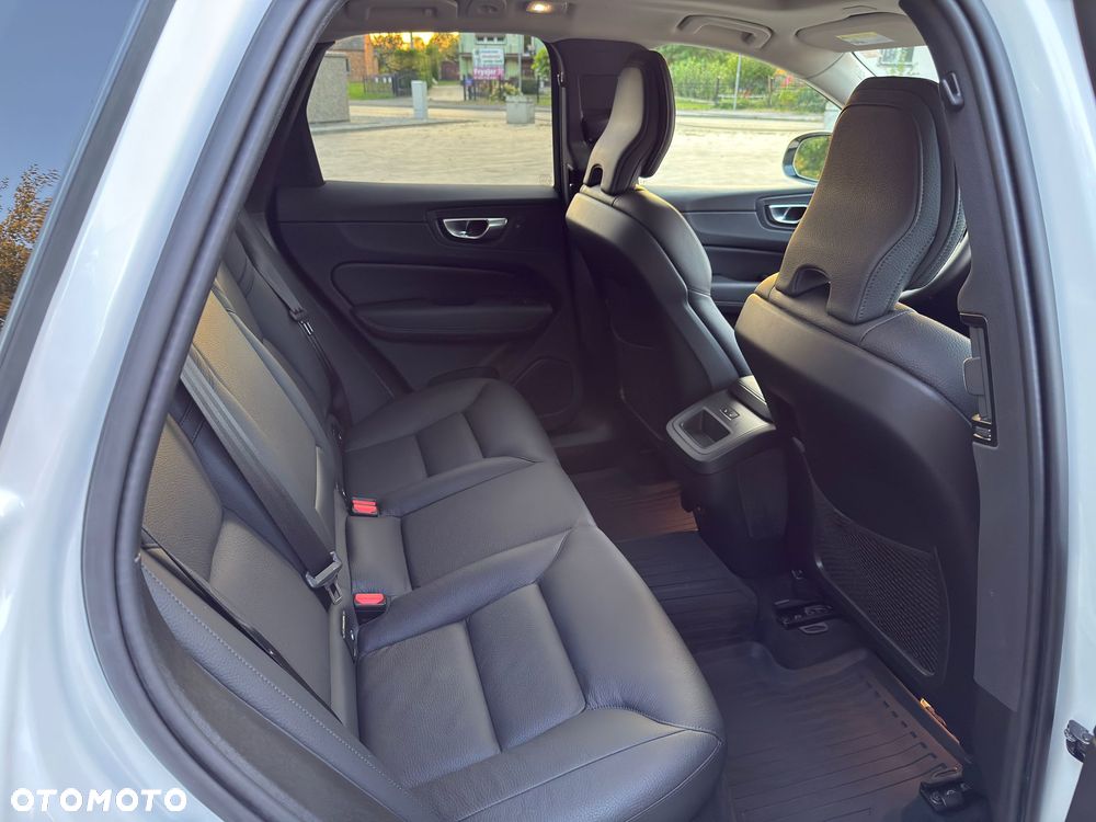 Volvo XC 60 B5 B AWD Plus Dark - 16