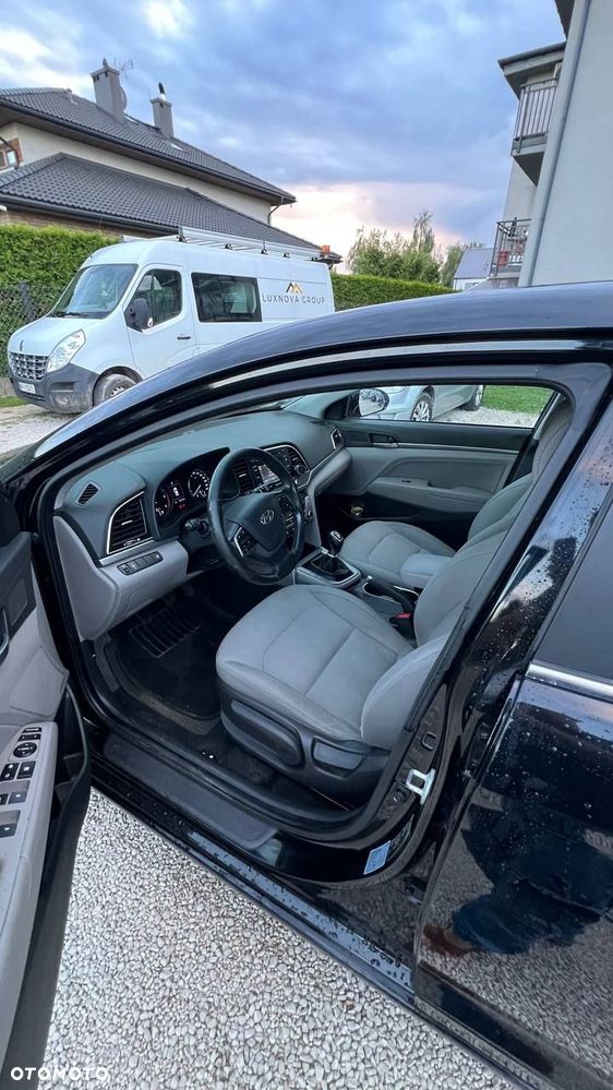Hyundai Elantra 1.6 CRDi Comfort - 3