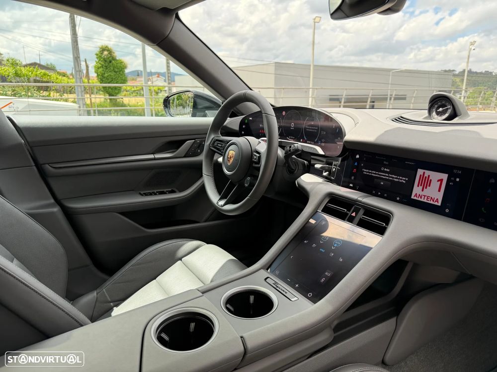 Porsche Taycan Sport Turismo - 18