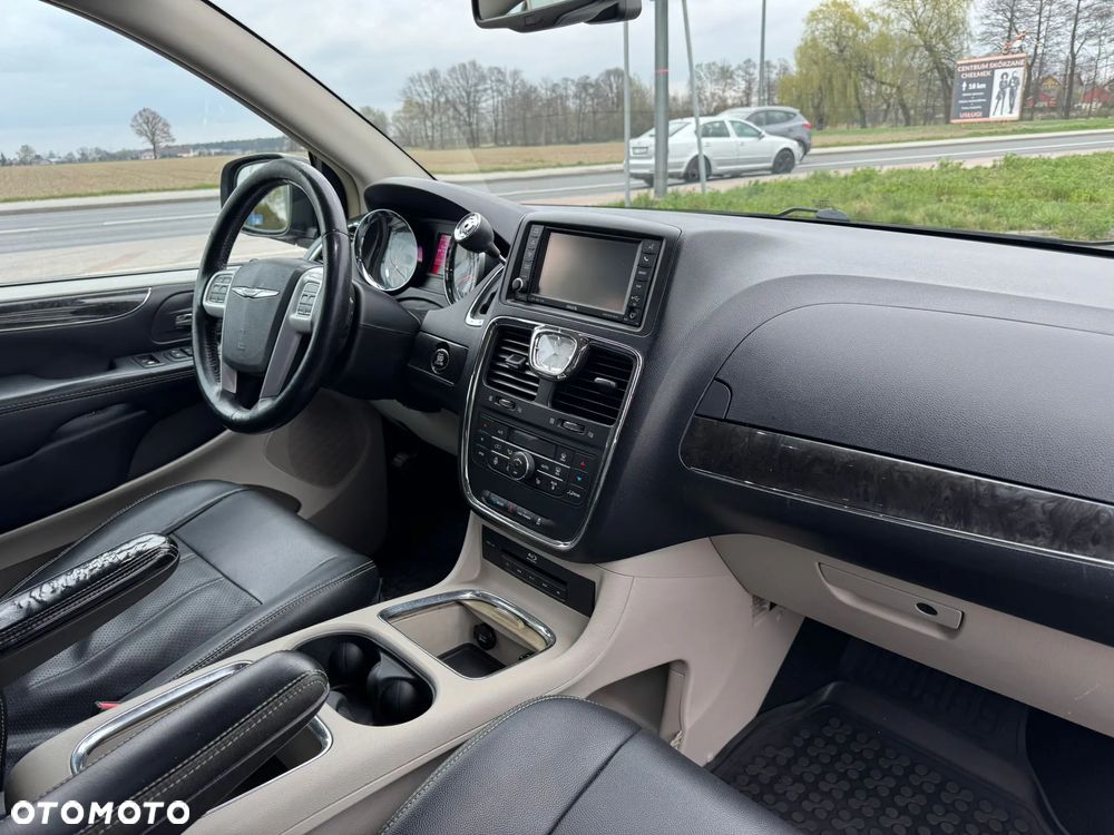 Chrysler Town & Country - 23