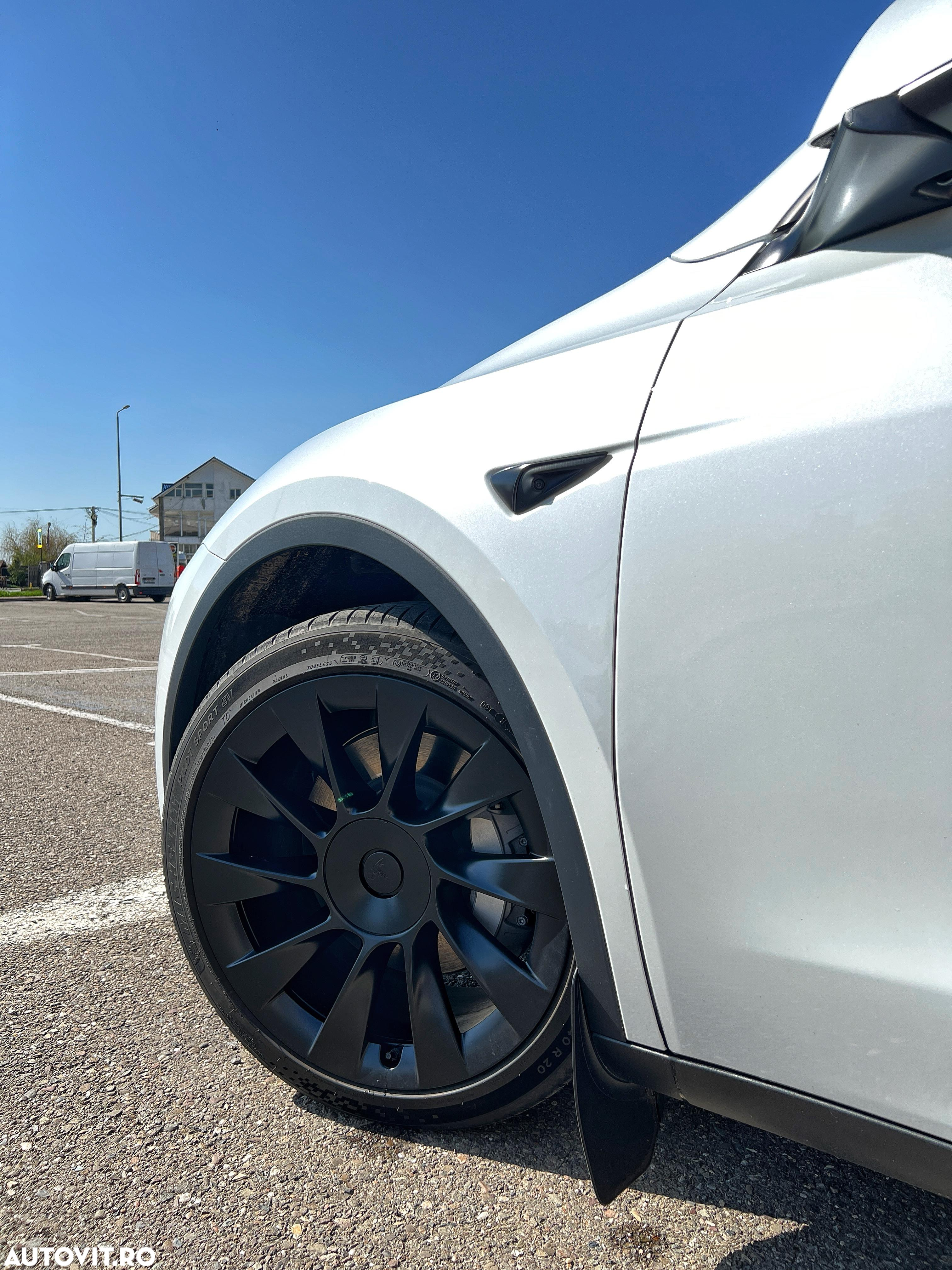 Tesla Model Y - 5