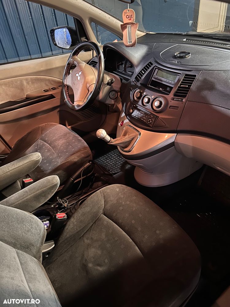 Mitsubishi Grandis - 9
